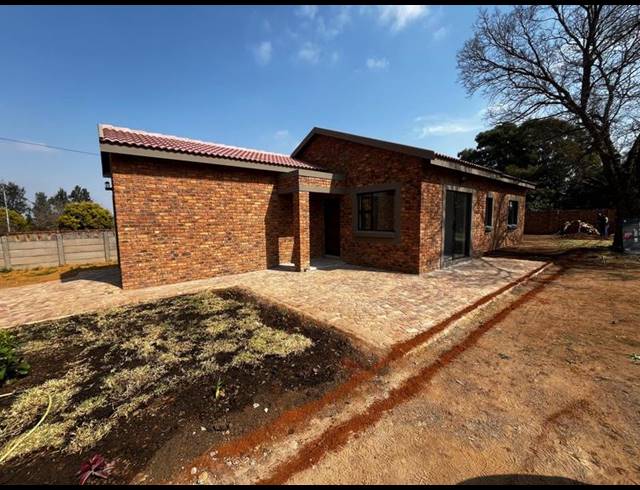 3 BEDROOM HOUSE FOR SALE IN DERSLEY